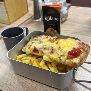 Kids Snap Tin meal of pizza and chips with a jelly and juice